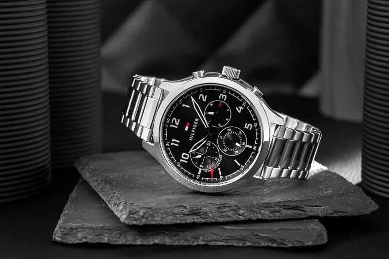 Orë dore për meshkuj Tommy Hilfiger, e zezë