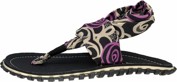 Papuqe për femra Gumbies, të zeza