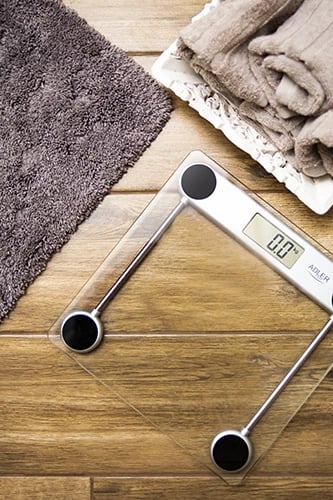 Peshore banjoje Adler AD 8121, 150 kg, saktësi 100 g, xham i kalitur, ekran LCD