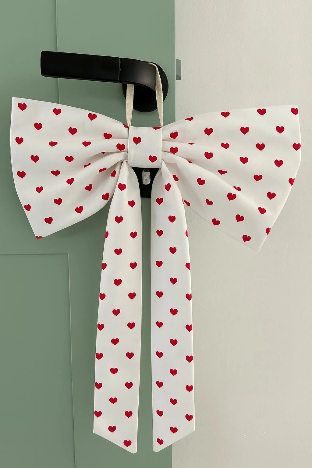 Dekor për derë, Evila Originals, Door Bow-6, e bardhë me zemra të kuqe, 35x45x4cm