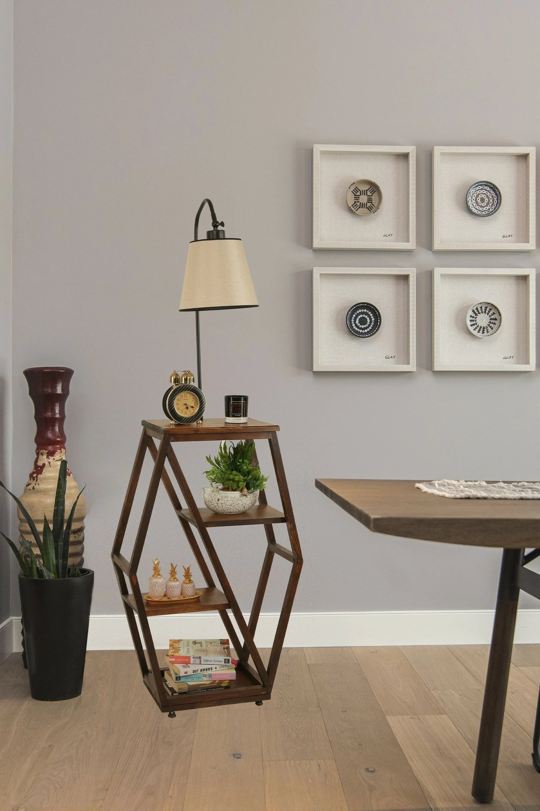 Llambë dyshemeje Opviq, 8525-5, ngjyrë bezhë dhe e zezë, me raft librash prej druri