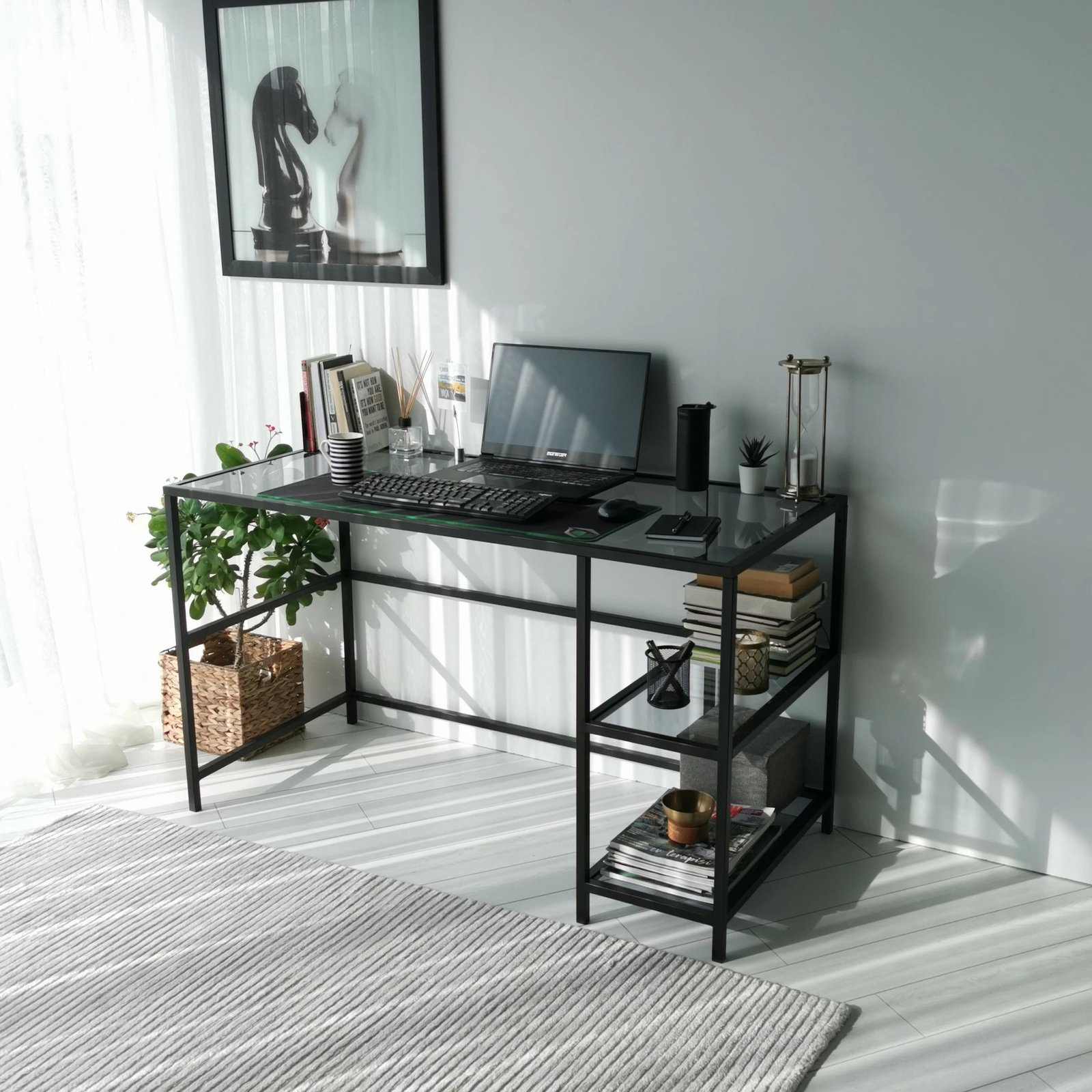 Tavolinë pune moderne Hanah Home, Master Çalışma Masası, 130x60cm, xham i temperuar, kornizë metalike, ngjyrë e zezë dhe fume