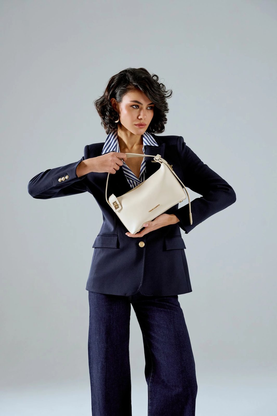 Çantë krahu Vince Camuto, Novara, ngjyrë krem Çantë krahu Vince Camuto, Novara, ngjyrë krem