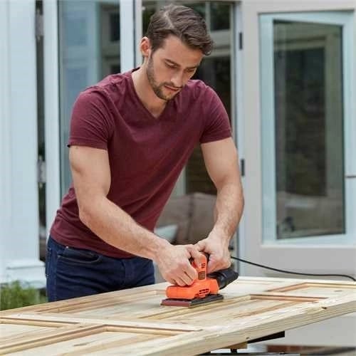 Sander orbital Black & Decker BEW220, 150W, 14000 RPM, port për nxjerrjen e pluhurit, ngjyrë e zezë dhe portokalli