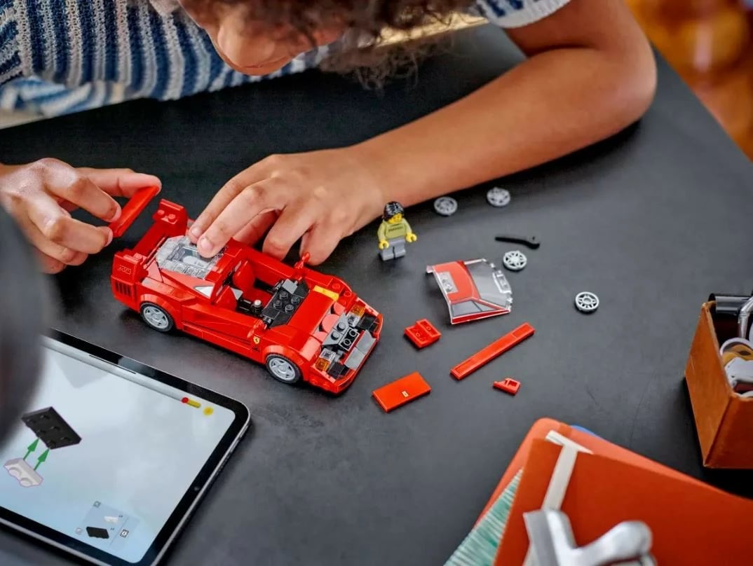Set LEGO Speed Champions Ferrari F40, 318 pjesë, i kuq