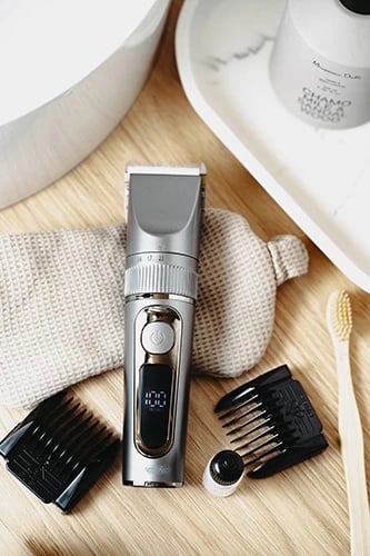 Prerëse flokësh, Mesko, MS 2843, LCD, IPX6, bateri 2000 mAh deri 180 min, karikim USB, teh titan me teh keramik, me krehra 3–12 mm, argjendtë