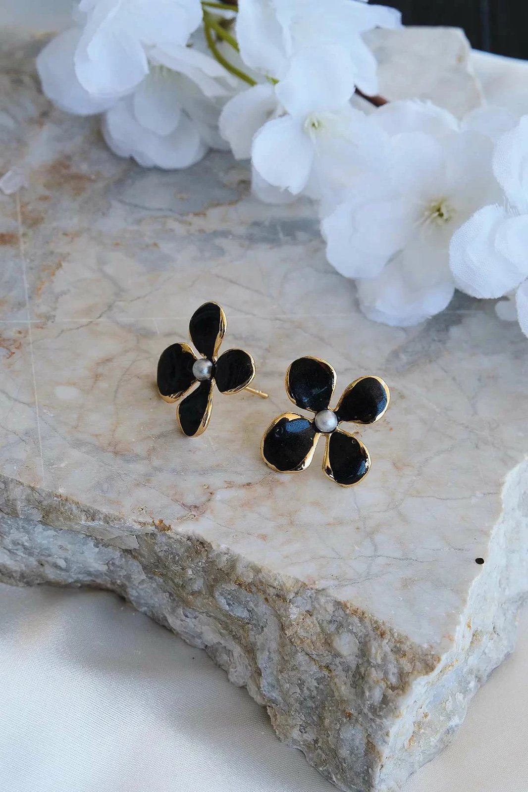 Vath floriri Jumeon, gur zirkon, një madhësi