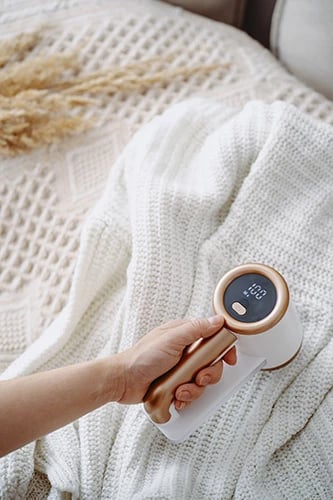 Heqës pushash Adler AD 9617 me LCD, 3 shpejtësi 6500/7500/8500 rpm, bateri 2000 mAh, sipërfaqe pune 6.5 cm, e bardhë-ari