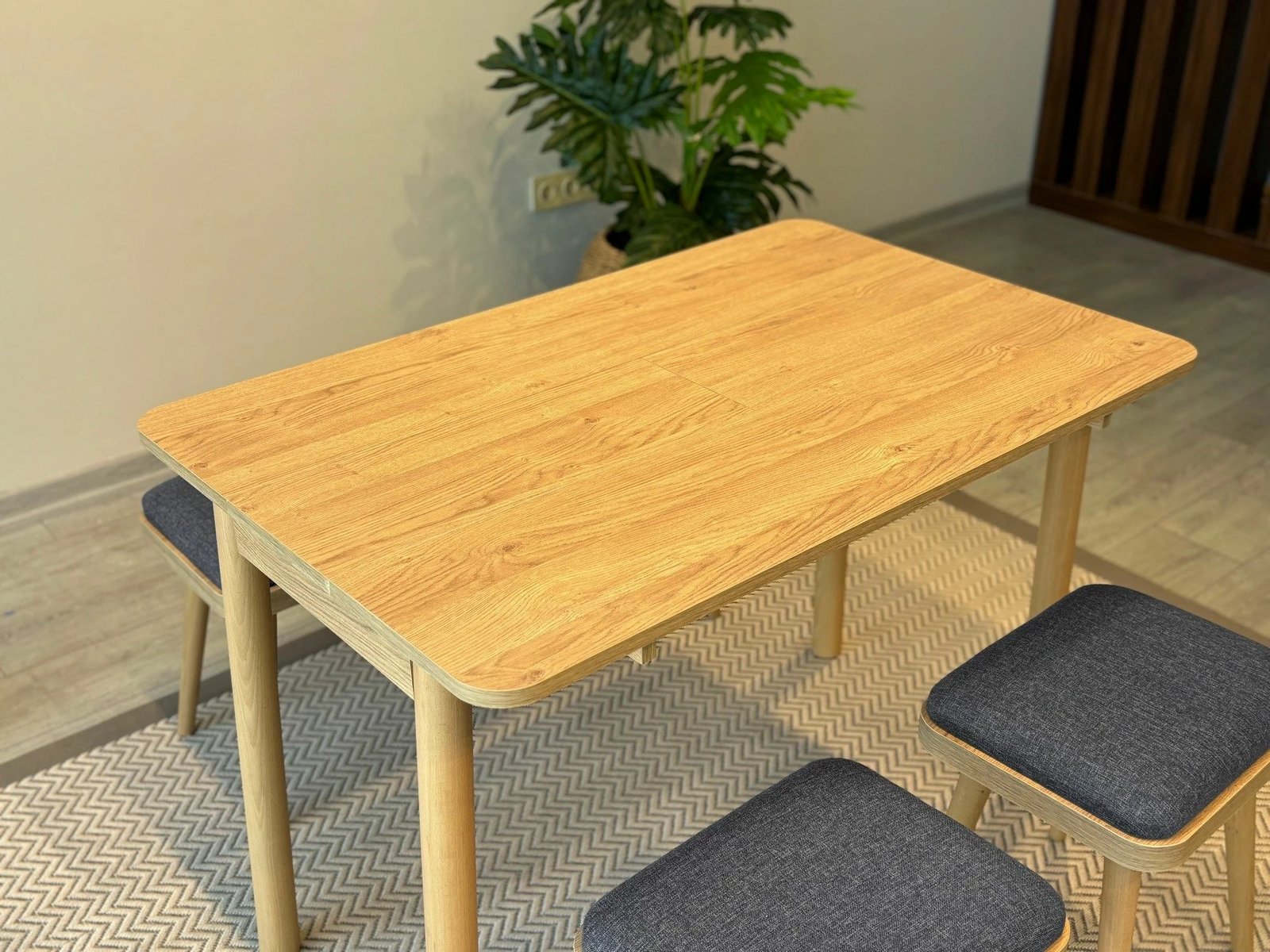 Set tavoline me karrige, zgjatshme, 5 copë, Skye Decor, Vina Mini 05 1053, ngjyrë lis dhe antracit