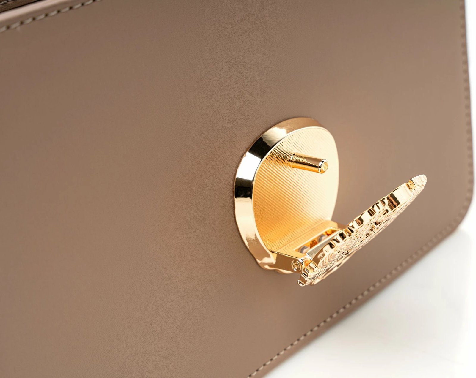 Çantë krahu Vince Camuto, ngjyrë mink, Amore