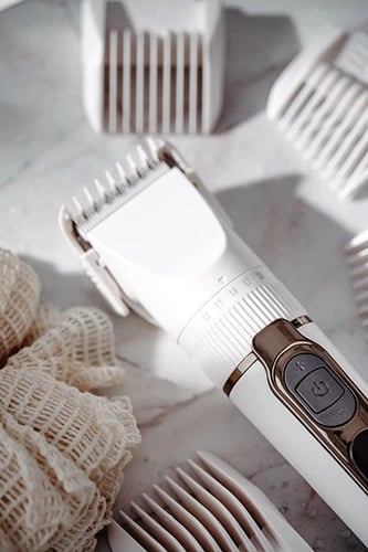 Makinë rroje flokësh, Camry CR 2841, LCD, IPX6, bateri 2000 mAh deri 210 min, 5 shpejtësi, 6 krehra, e bardhë