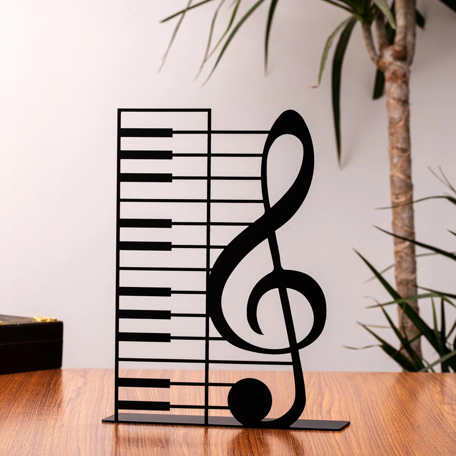 Objekt dekorativ prej metali, dizajn Aberto, nota çelës i majtë, ngjyrë e zezë