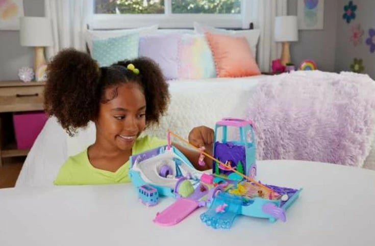 Set lodrash Polly Pocket Travel Van, Mattel JCC22, me 2 kukulla dhe 21 aksesorë, shumëngjyrësh