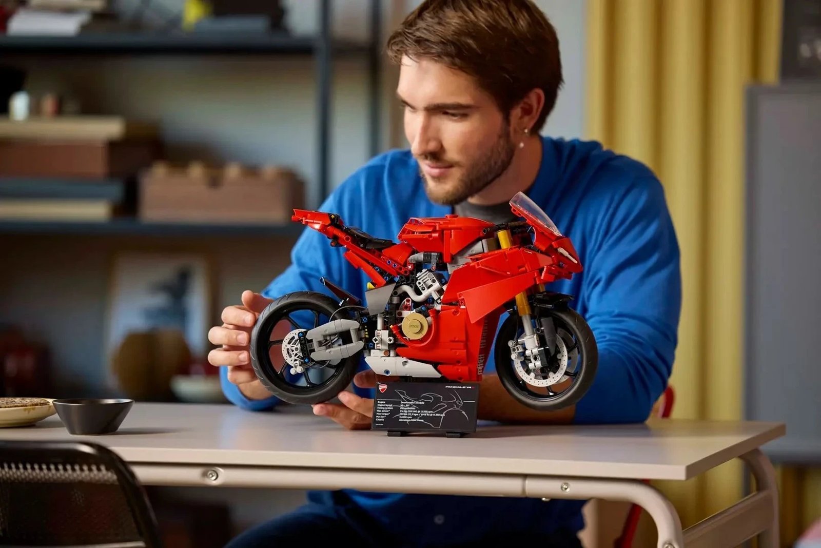 LEGO Technic Ducati Panigale V4 S, Model 42202, e kuqe