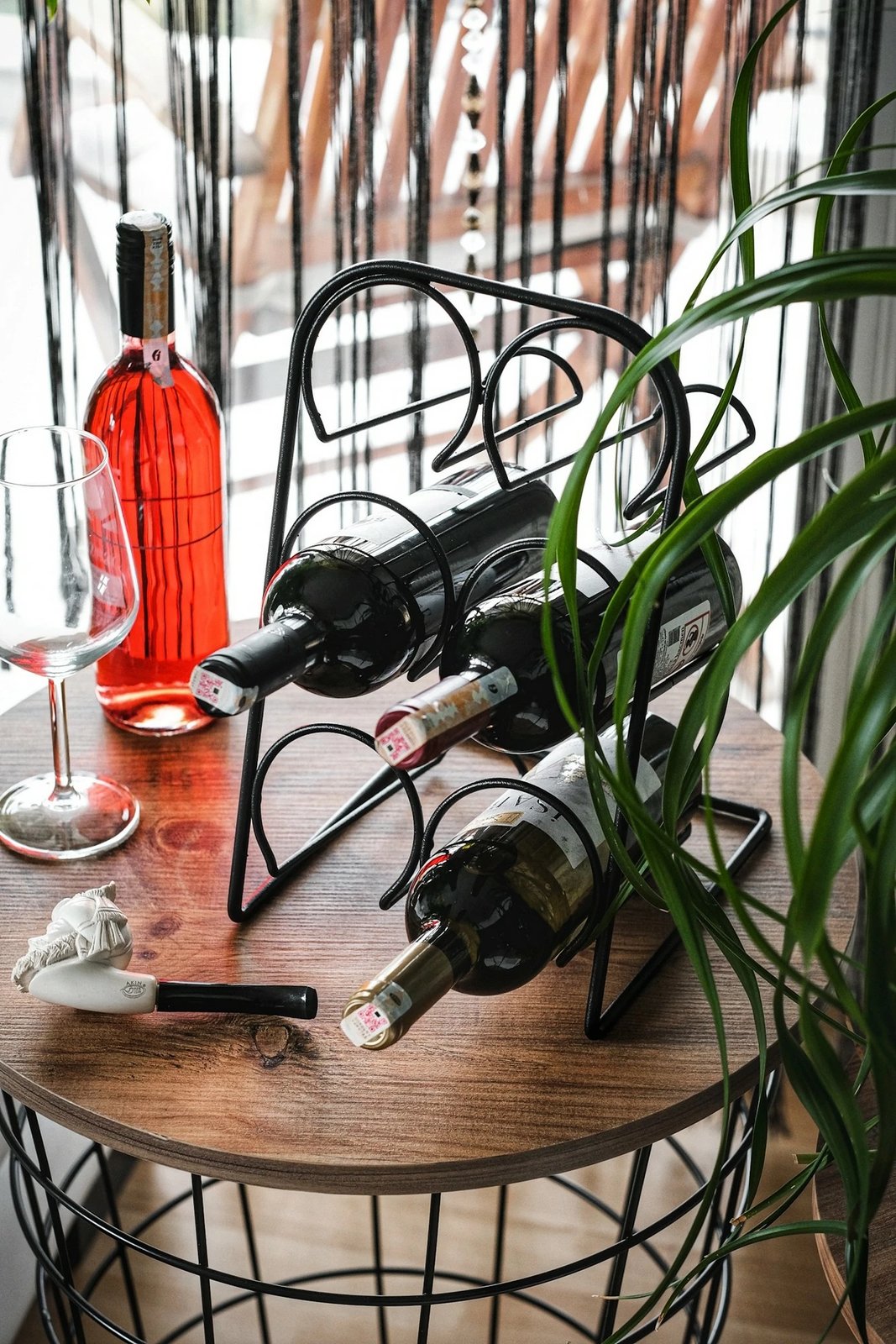 Mbajtës shishe vere, Skye Decor, ngjyrë e zezë