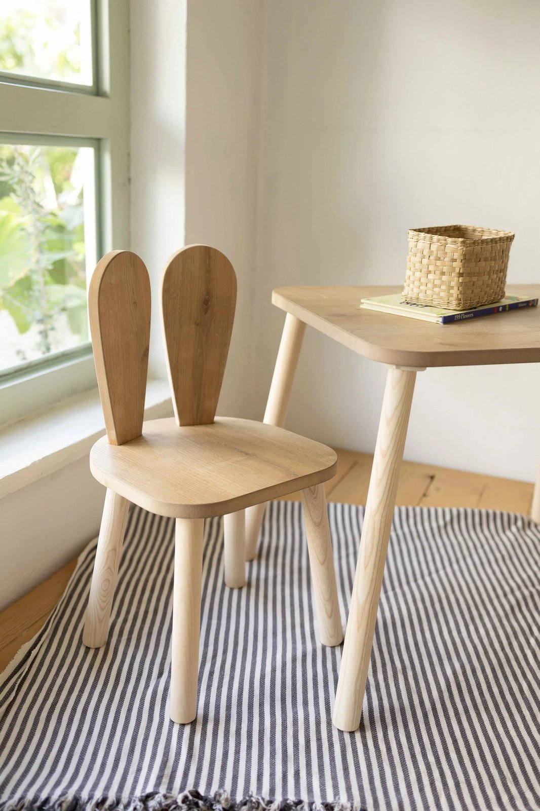 Set tavoline për fëmijë Hanah Home, Bunny, një karrige, ngjyrë kafe