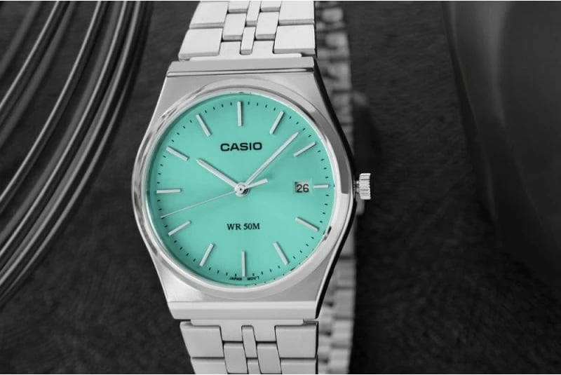 Orë dore për meshkuj CASIO, e argjendtë me fushë të gjelbër