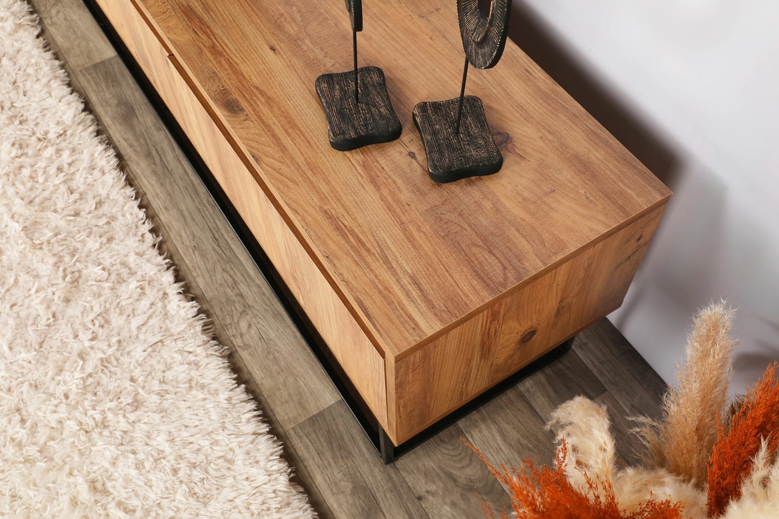 Komodë TV Skye Decor, Lupin 140, ngjyrë arre, e zezë