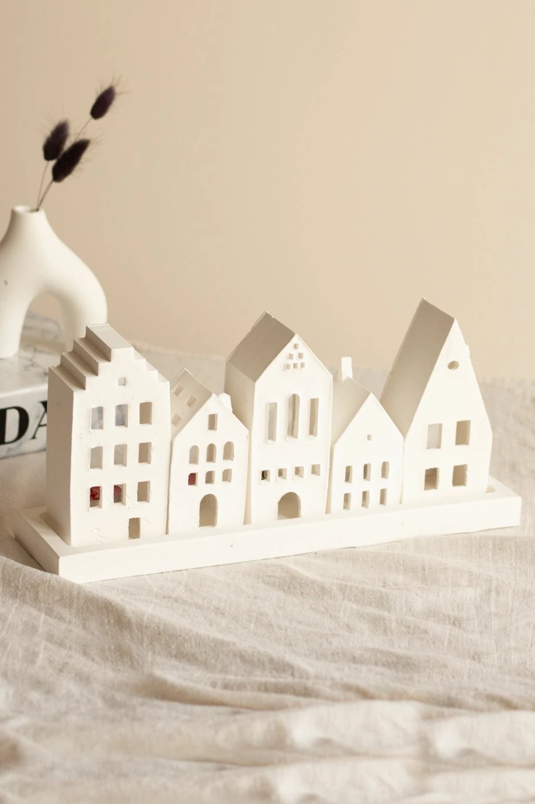 Qiri mbajtës dekorativ, pesë shtëpi, ngjyrë e bardhë