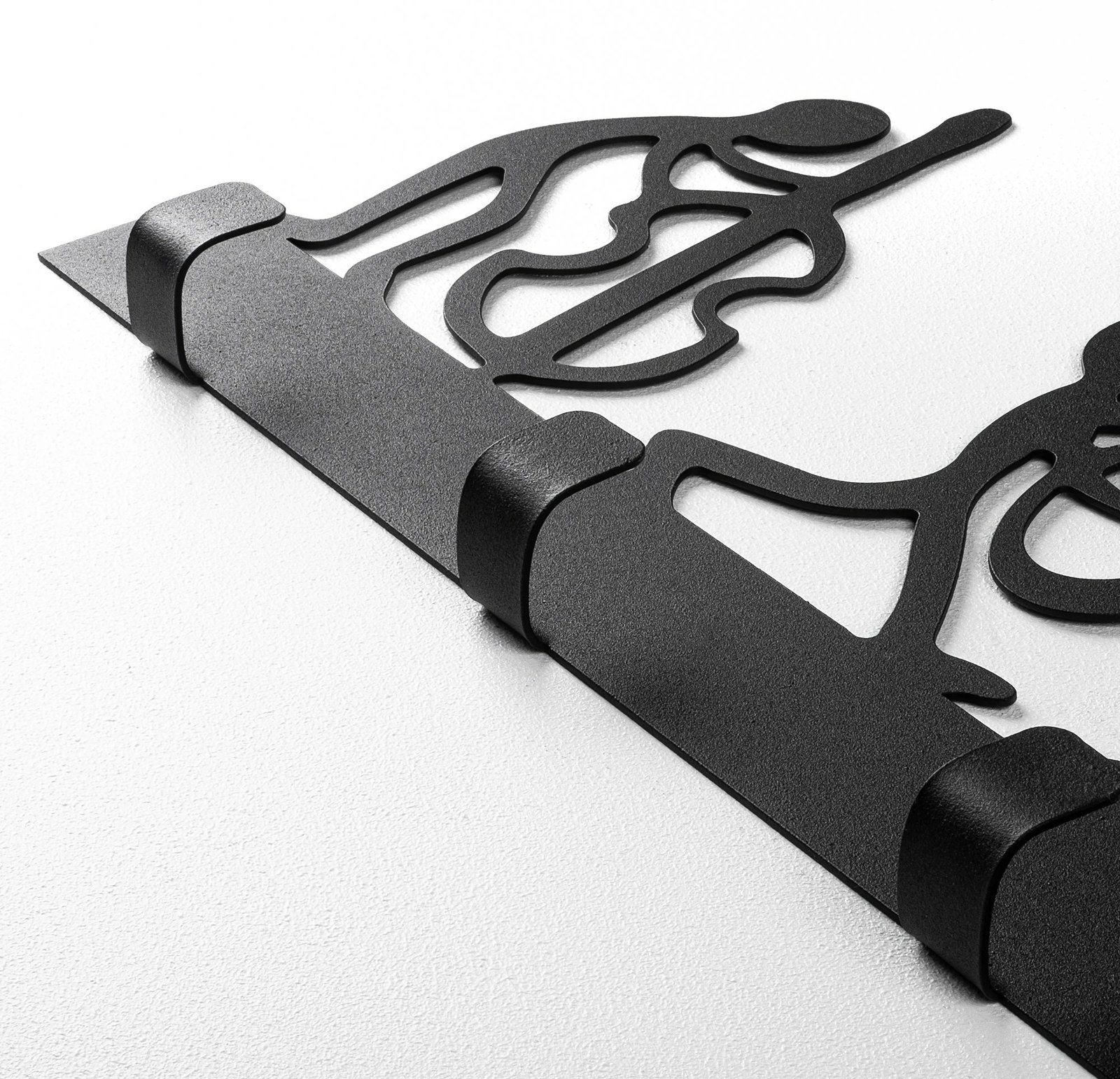 Varëse muri prej metali, motiv bendi muzikor, Wallity, e zezë