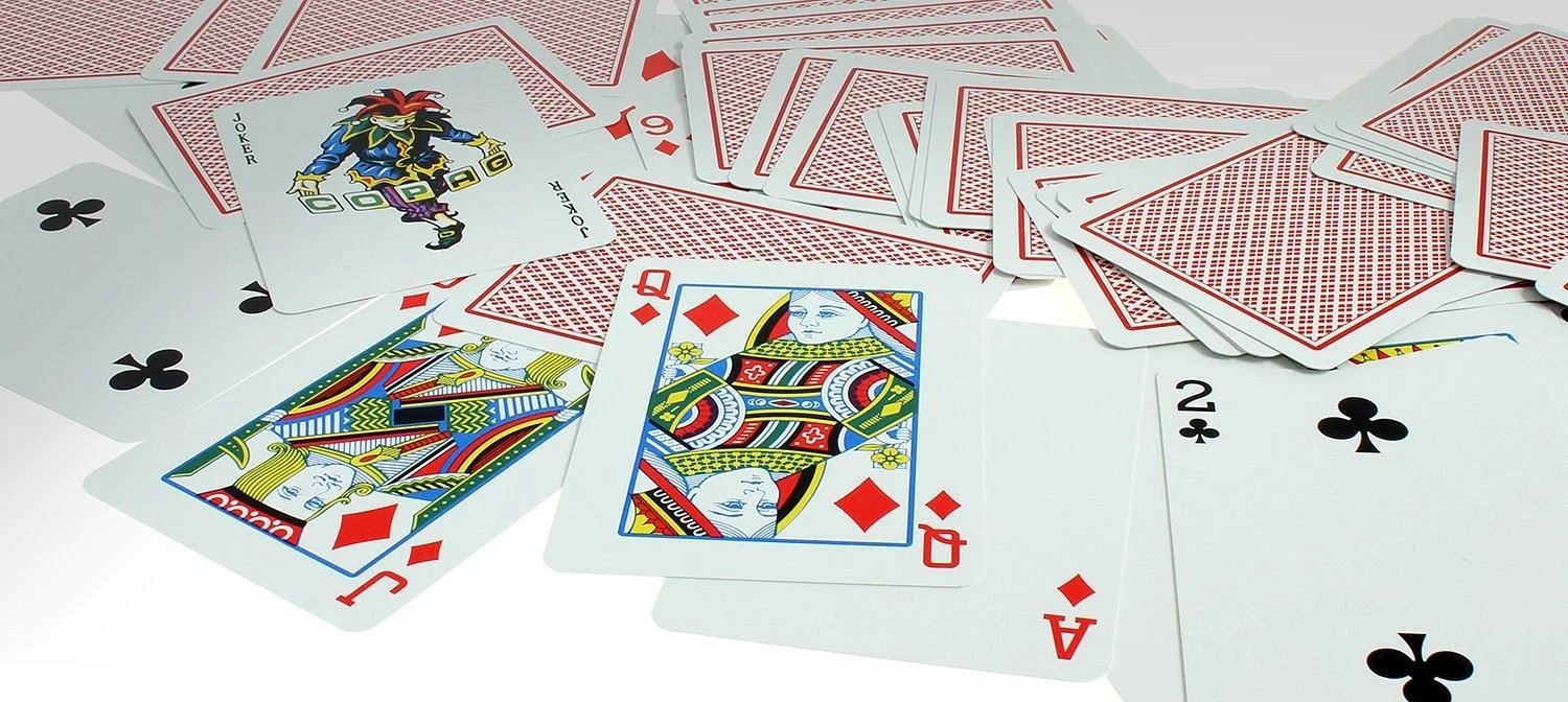 Letra pokeri Cartamundi PK2, 100% plastikë, 55 copë, e kuqe