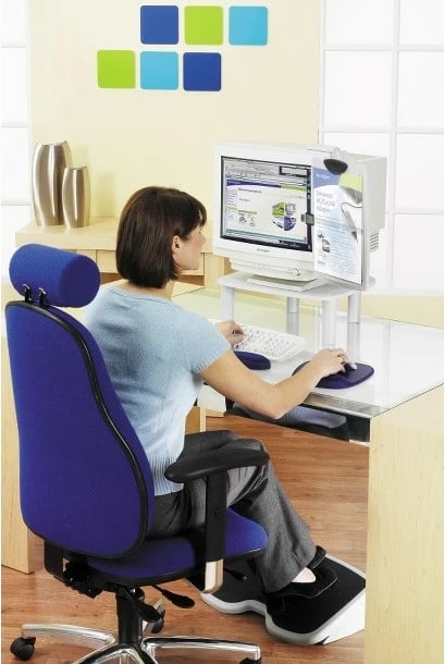 Mbështetëse këmbësh ergonomike, Kensington, SoleMate 56145, rregullim këndi 20°, 450 x 350 mm, sipërfaqe antirrëshqitje/masazh, e zezë/e bardhë