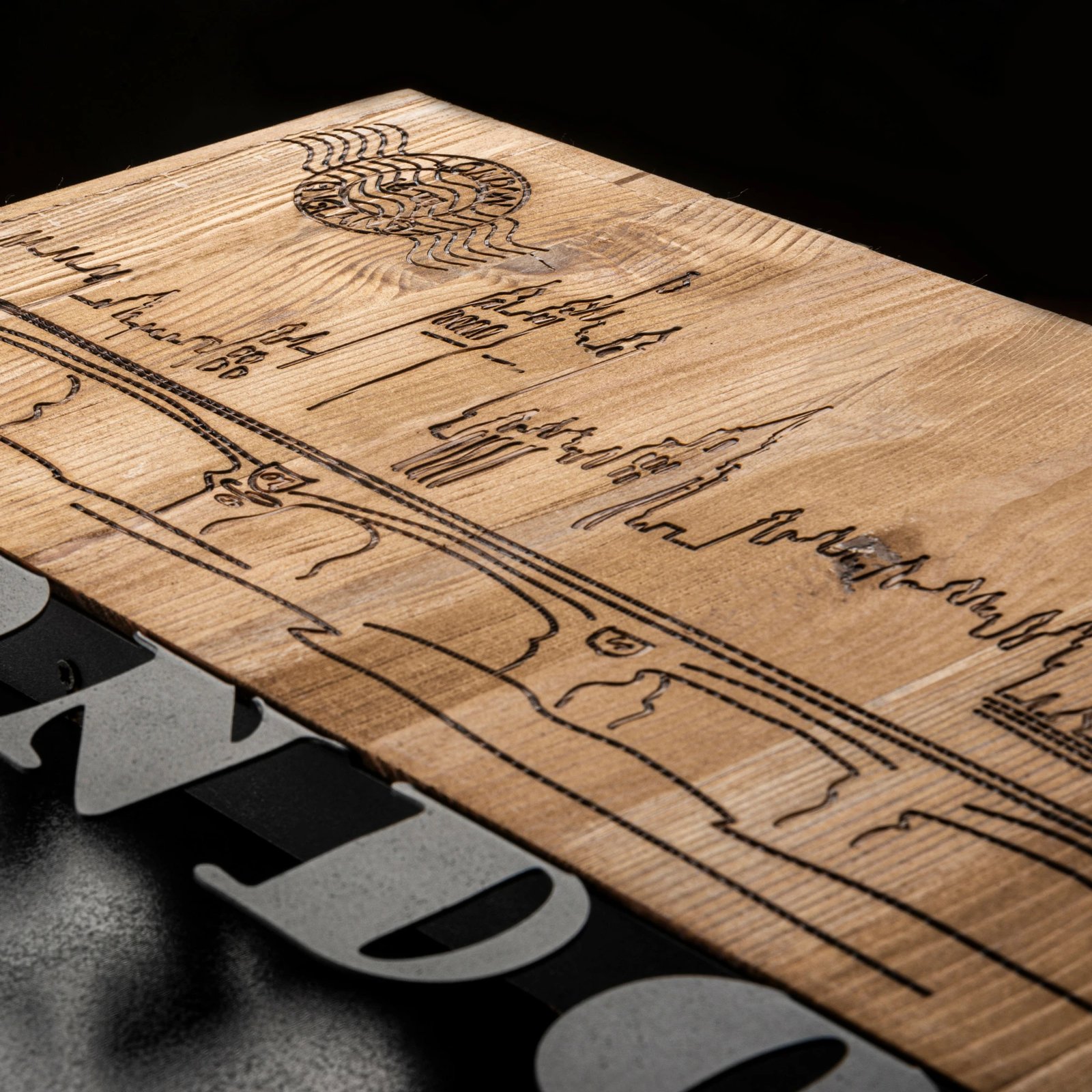 Aksesor dekorativ për mur, dru dhe metal, Wallity, London v2, ngjyrë e zezë dhe arre, 58x30cm