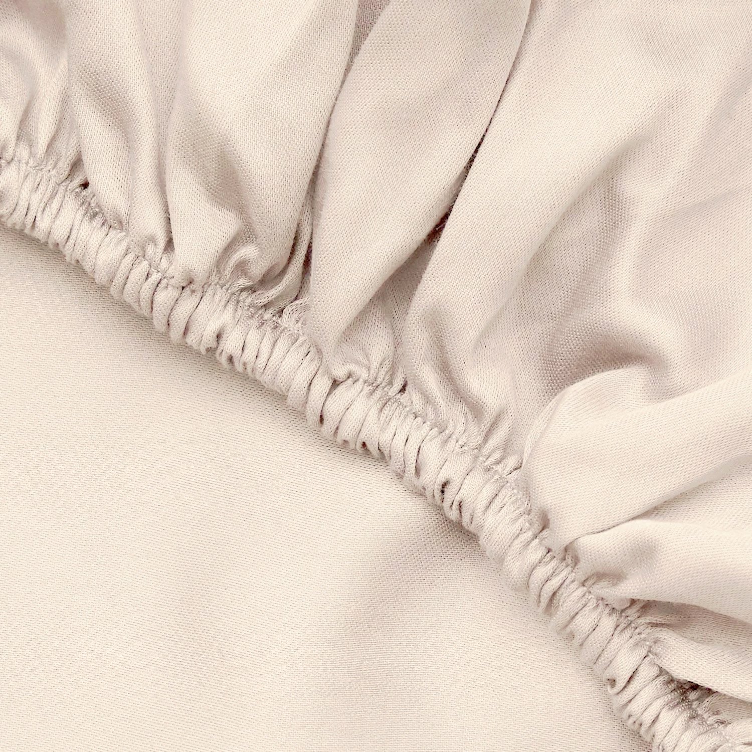 Çarçaf i shtrirë sateni, ngjyrë krem, një person