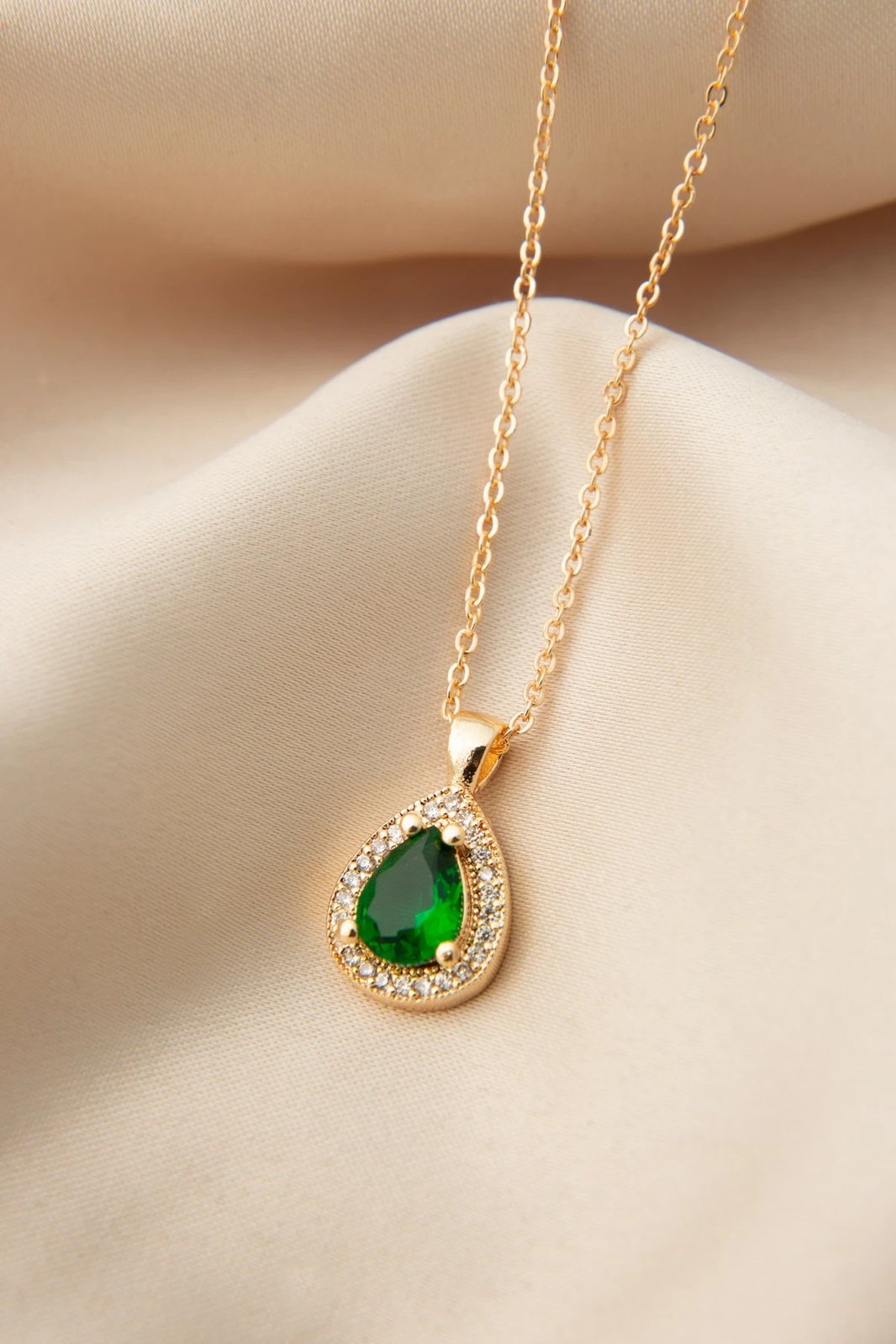 Qafore metalike, ngjyrë ari, me gur të gjelbër, CK9591