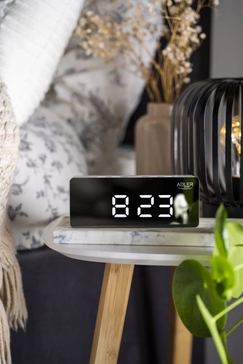 Orë me alarm, Adler AD 1189, ekran LED, shfaqje temperature dhe date, ndriçim i rregullueshëm, USB/3xAAA, e bardhë