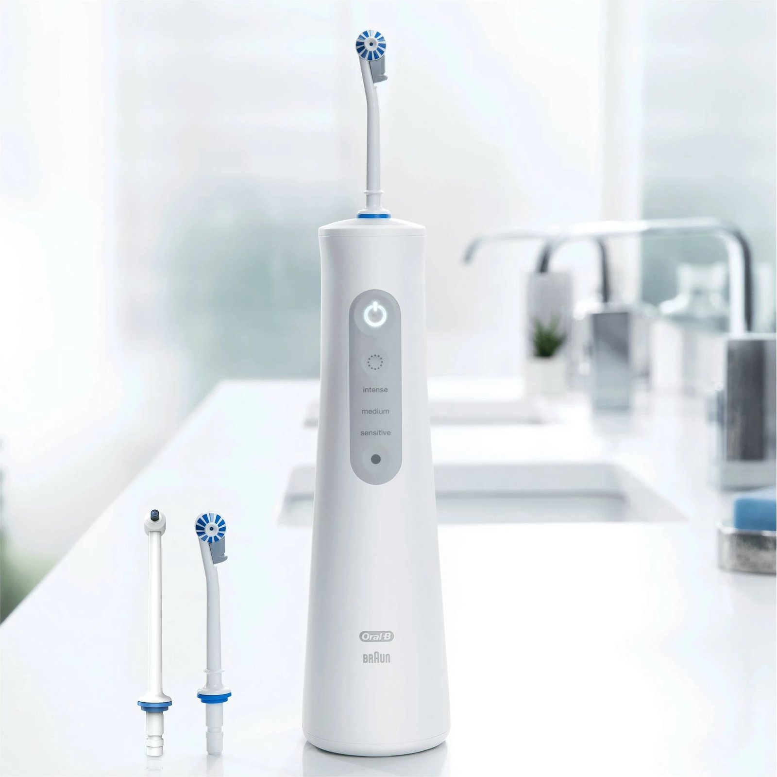 Irigator oral pa kabllo Oral-B AquaCare 6 Pro-Expert, 0.15 L, e bardhë