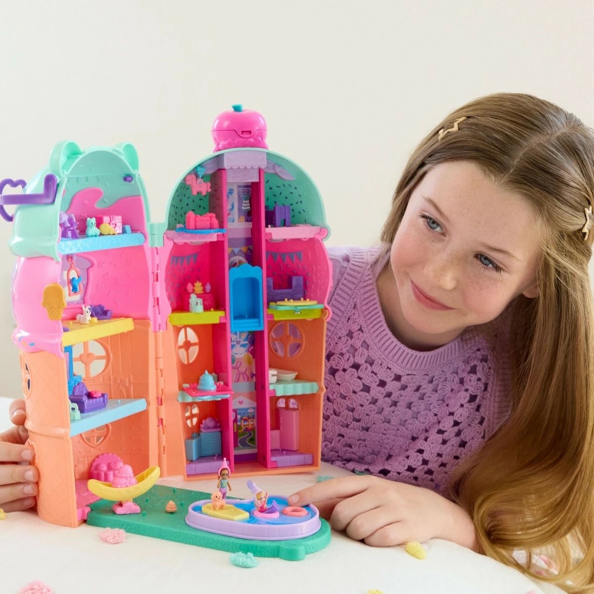 Set lodrash Polly Pocket Ice Cream House, Mattel JFT91, me 2 kukulla dhe 25 aksesorë, shumëngjyrësh