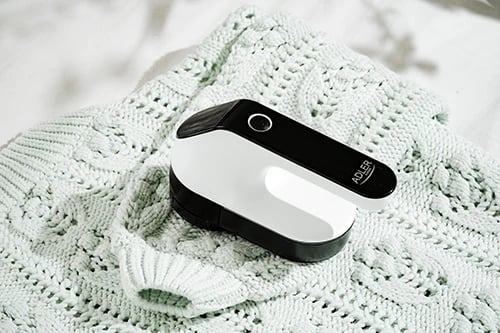 Heqës pushash Adler AD 9618, LCD, 3 shpejtësi, bateri 2000mAh, kokë 6.5 cm, USB-C, bardhë-e zezë