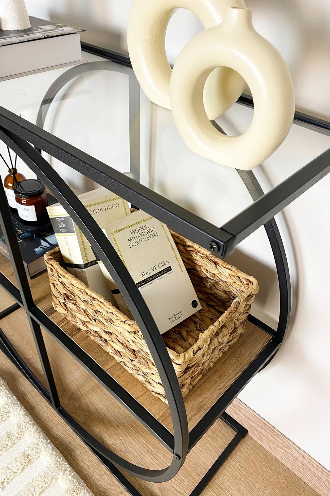 Komodë Hanah Home, ngjyrë Atlantic Pine, xham transparent