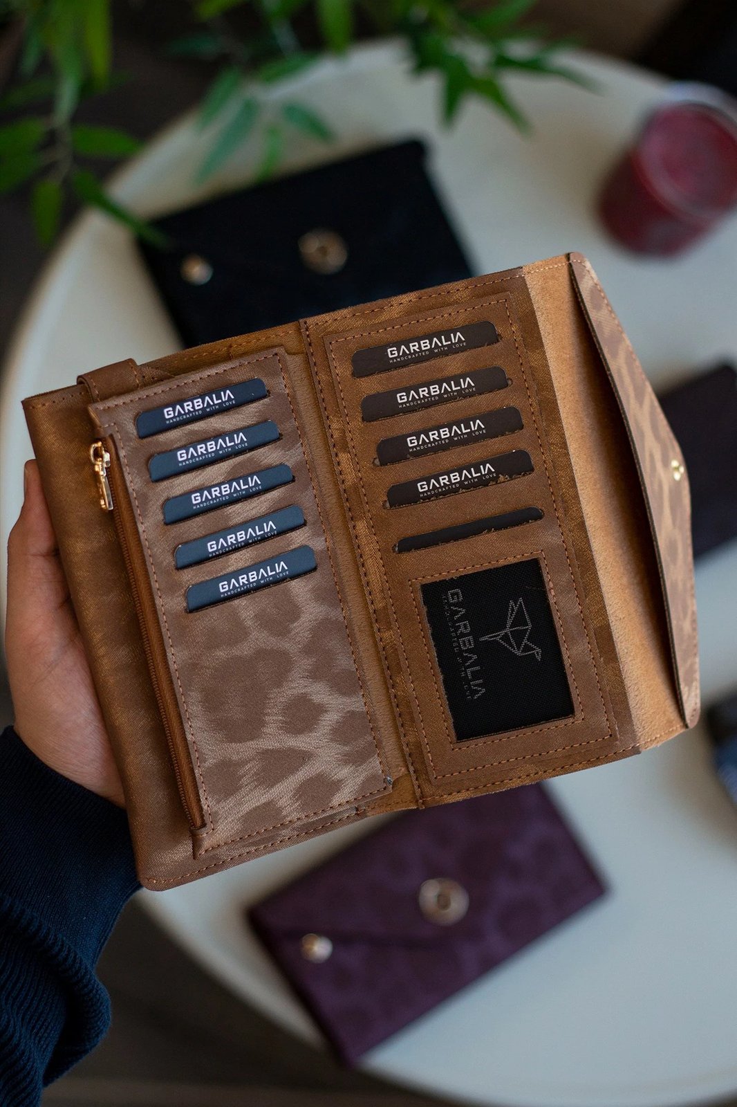 Portofol për gra, stil zarf, ngjyrë ari dhe leopard, Zoozie Bags