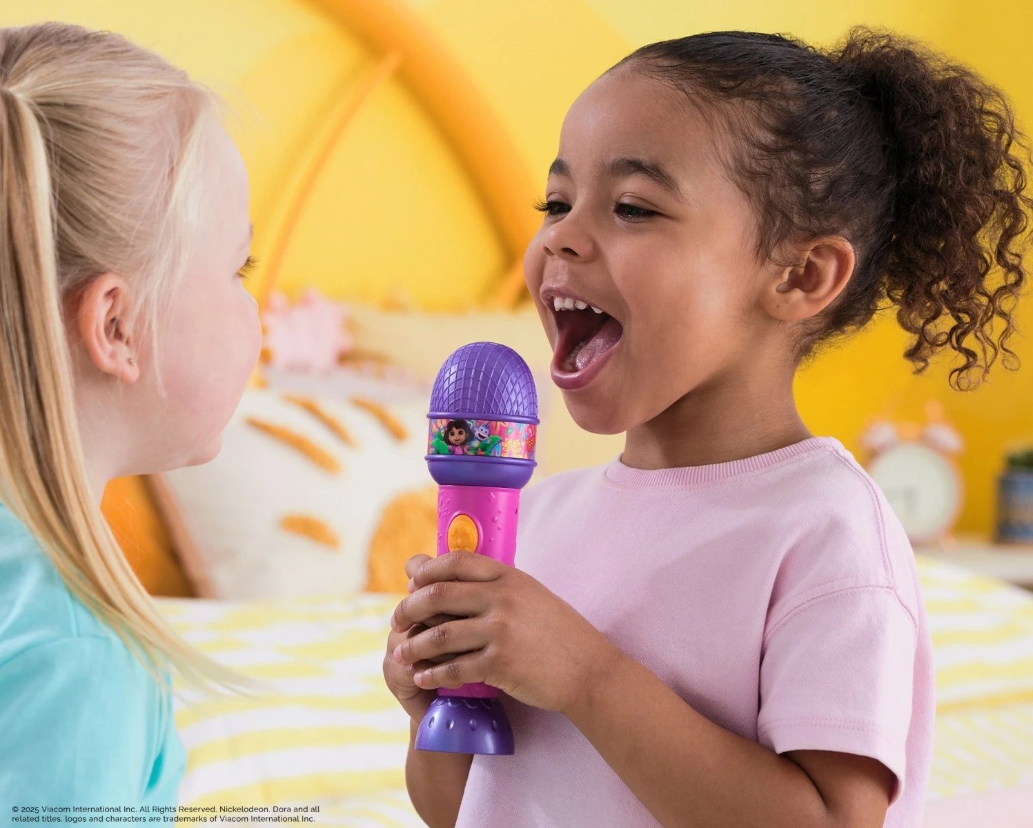 Mikrofon lodër Dora Spin Master 6074991, 19.5 cm, 5 këngë & fraza dygjuhëshe, me bateri, rozë/vjollcë