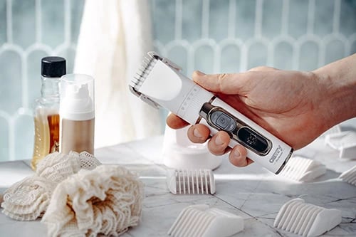 Makinë rroje flokësh, Camry CR 2841, LCD, IPX6, bateri 2000 mAh deri 210 min, 5 shpejtësi, 6 krehra, e bardhë