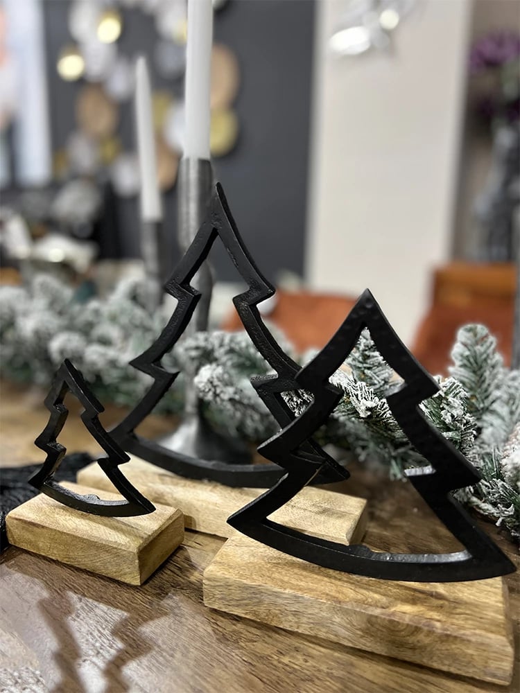 Dekor pemë Krishtlindjesh, alumin i zi, dru mango natyral, 20x6x24cm Dekor pemë Krishtlindjesh, alumin i zi, dru mango natyral, 20x6x24cm