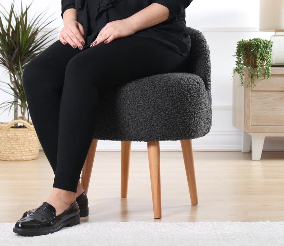 Puf me pelush të errët, këmbë druri, Rufmee, ngjyrë gri e errët