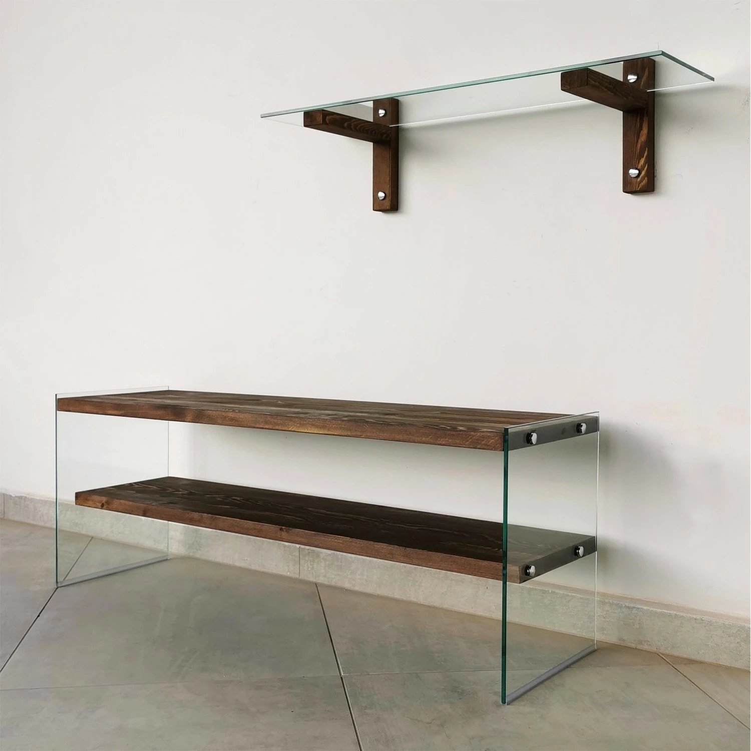 Set komodë TV me raft muri, dru i fortë pishe, xham i temperuar, ngjyrë arre, Hanah Home TV104