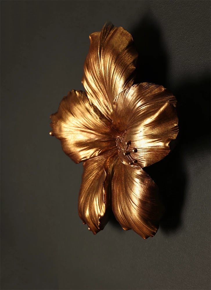 Dekor murali ibiskus, polirezine, ngjyrë ari, 27x6x26 cm