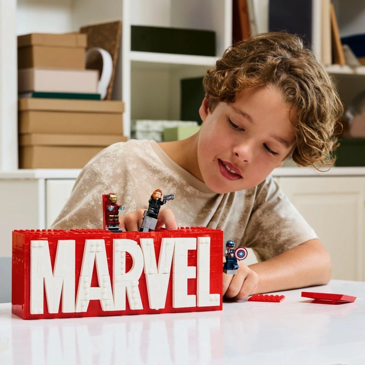 Set LEGO Marvel Super Heroes 76313, MARVEL Logo me 5 minifigura Avengers, 931 pjesë