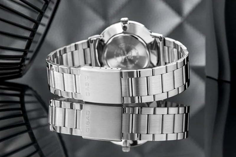 Orë dore për meshkuj CASIO, argjendtë