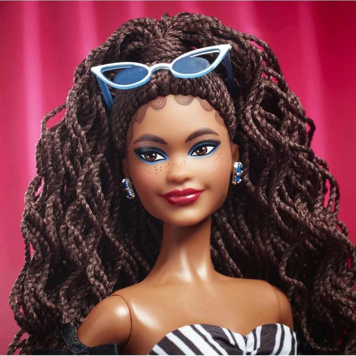Kukull koleksionuese Barbie Signature 65 vjetori, Mattel HRM59, brunette, fustan bardh e zi