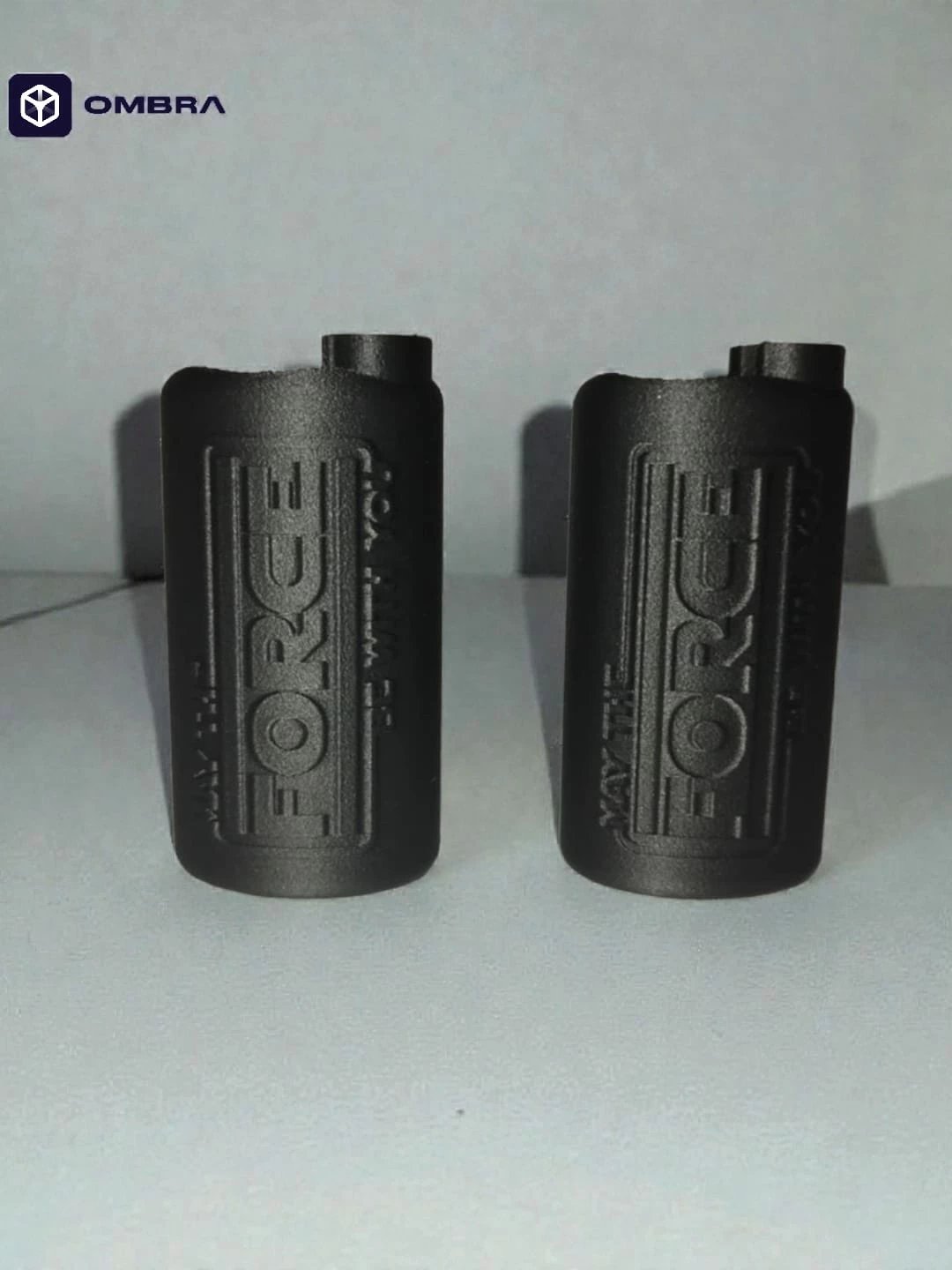 Mbajtëse për çakmak Clipper, dizajni "May Force", e zezë