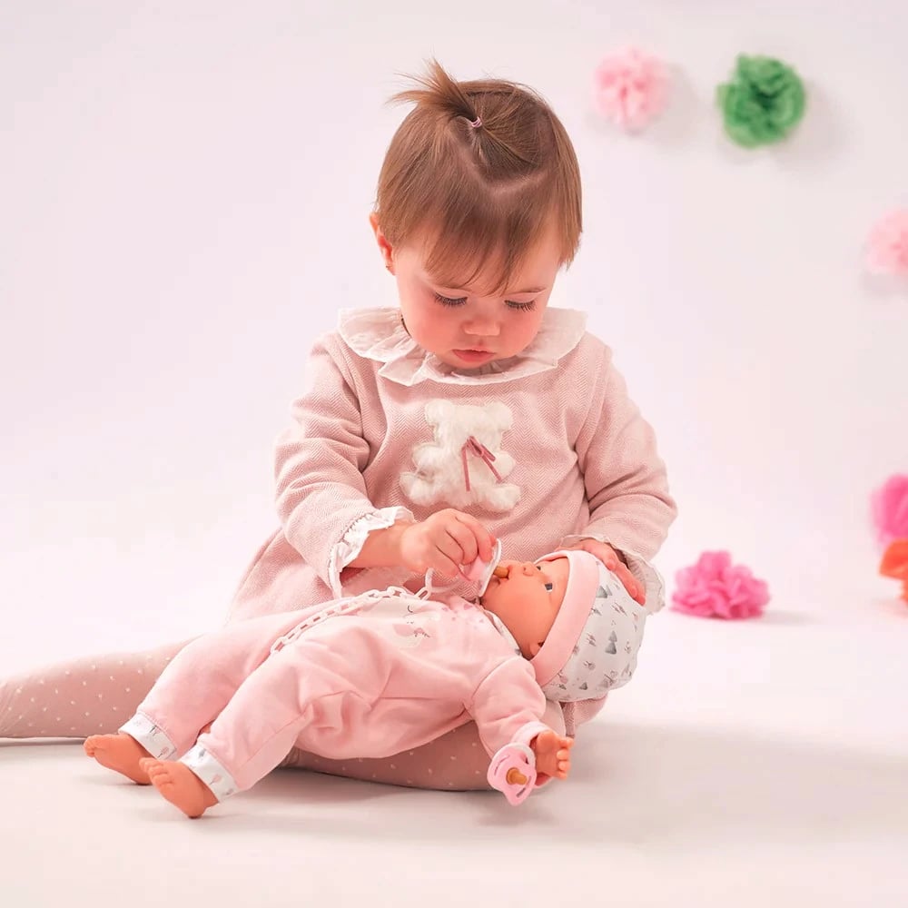 Kukull bebe, Llorens, Joelle 13848, 38 cm, bark pambuku i butë, krahë/këmbë/kokë vinyl, me cicë qetësuese dhe veshje 2-pjesëshe, rozë