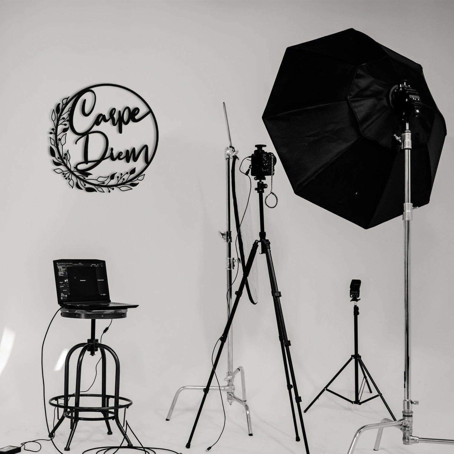 Aksesor dekorativ metalik për mur, Carpe Diem, Wallity, ngjyrë e zezë, 48x48cm