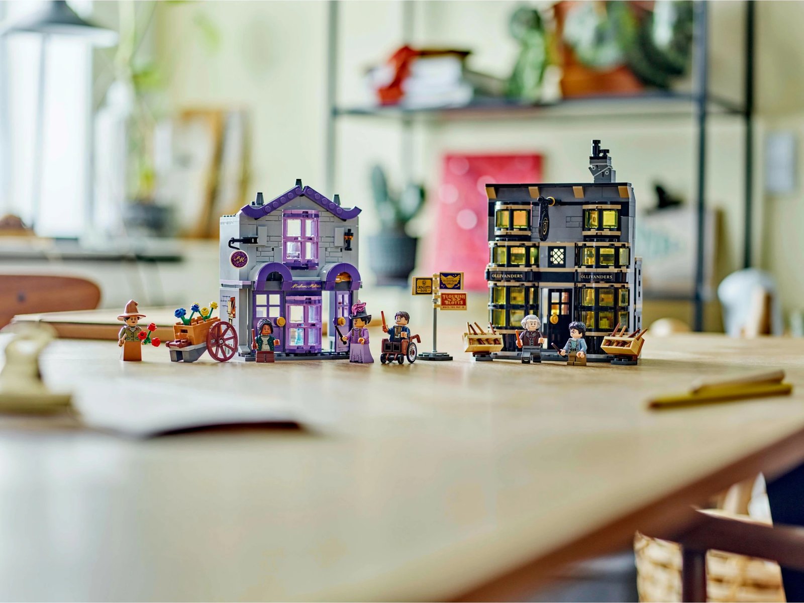 Set ndërtimi LEGO Ollivanders™ & Madam Malkin's Robes, 744 copë, shumëngjyrësh