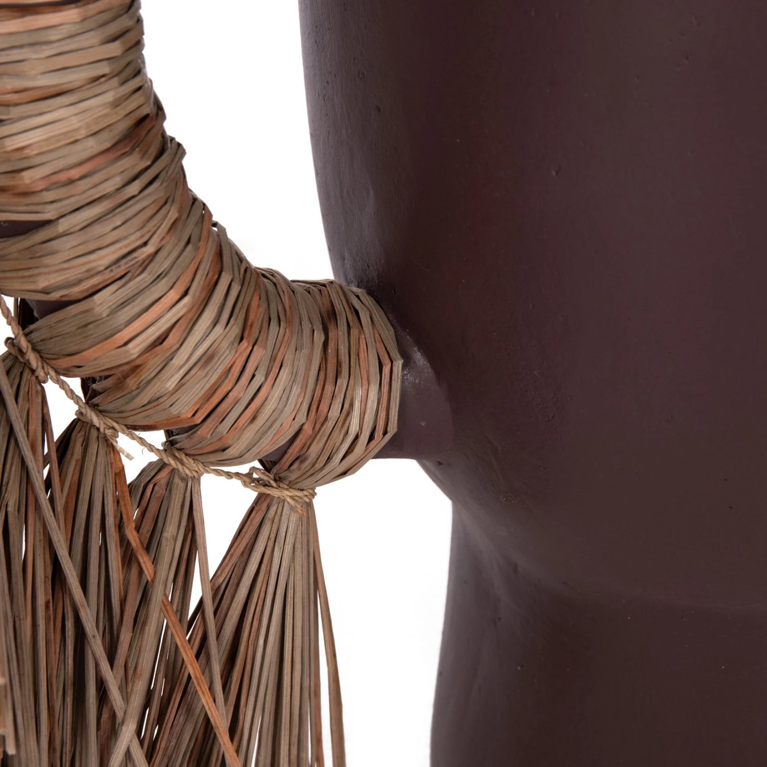 Vazo dekorative tavoline ALICA, terrakotë, ngjyrë çokollate, me bar të thatë, 64x22x38cm Vazo dekorative tavoline ALICA, terrakotë, ngjyrë çokollate, me bar të thatë, 64x22x38cm