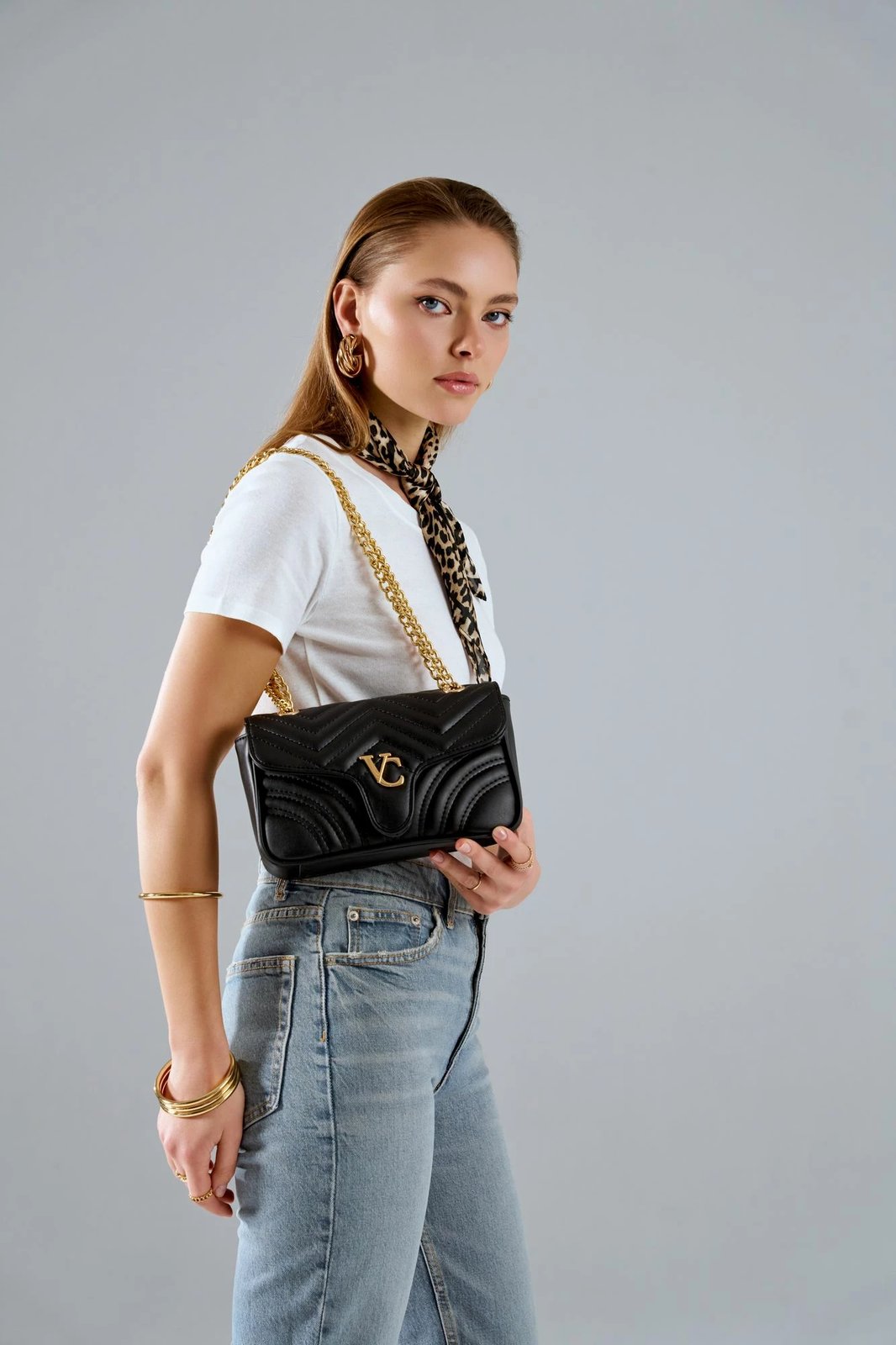 Çantë krahu e zezë, Vince Camuto, Lucca